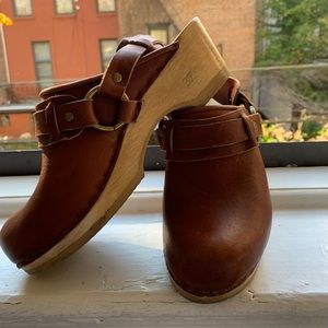 No.6 Brown Clogs